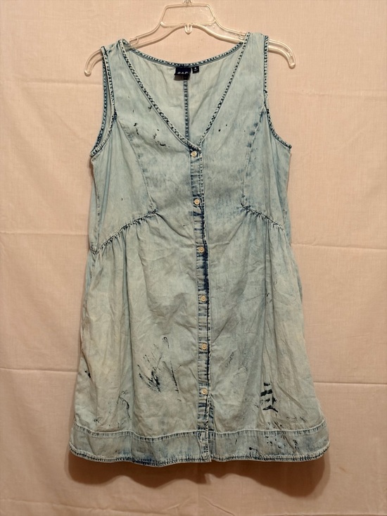 GAP Dresses & Skirts - Gap denim dress features a v-neckline, sleeveless straps, button-up front.